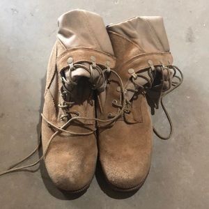 Combat boots. 8.5W
